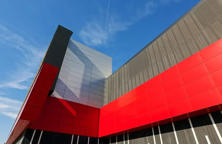 8 Razones por las que la Construcción Moderna en Perú Necesita Paneles Sándwich